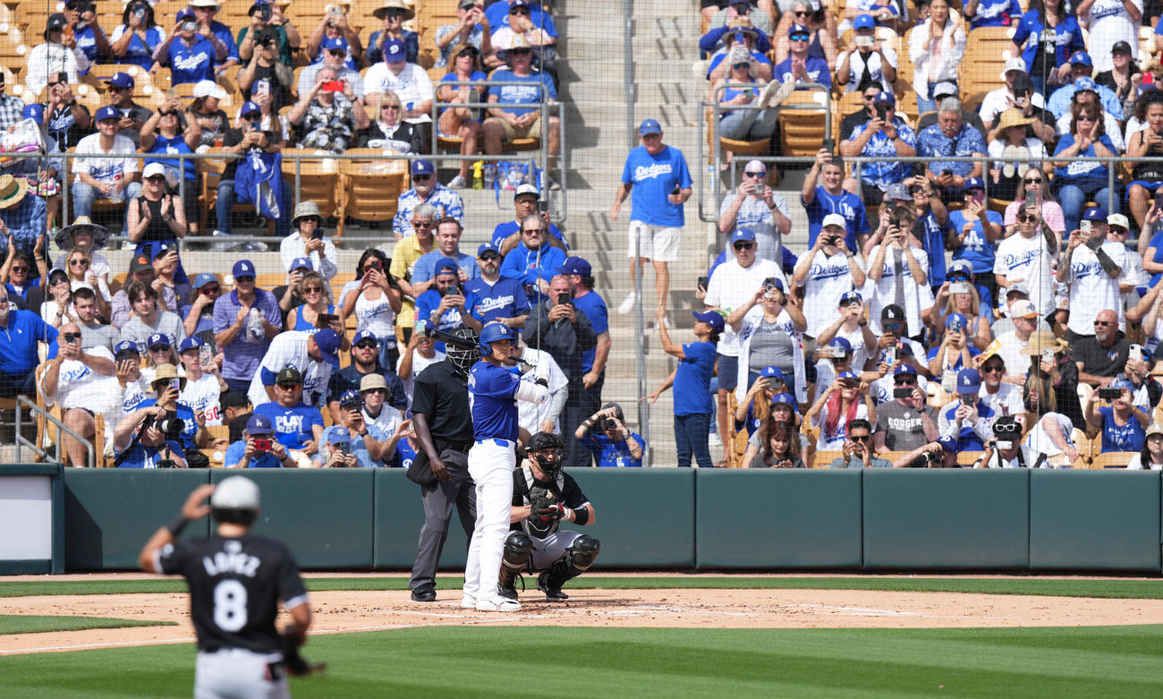 ドジャース対ホワイトソックス　1回裏ドジャース1死一塁、ファンのスタンディングオベーションを受けながら打席に入るドジャース大谷（撮影・菅敏）
