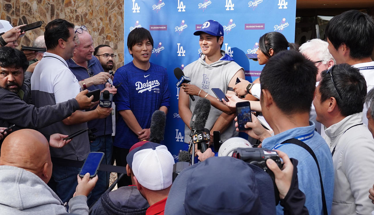 オープン戦初出場し2点本塁打を放ったドジャース大谷は、笑顔で記者の質問に答える（撮影・菅敏）