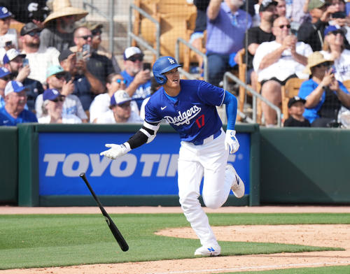 ドジャース対ホワイトソックス　5回裏ドジャース2死二塁、左越えに2点本塁打を放つドジャース大谷（撮影・菅敏）