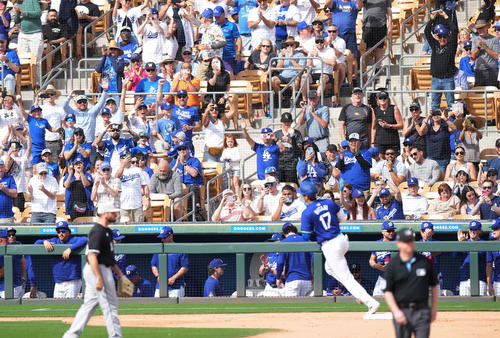 ドジャース対ホワイトソックス　5回裏ドジャース2死二塁、左越えに2点本塁打を放ち、ファンの大歓声を浴びながらダイヤモンドを回る大谷（撮影・菅敏）