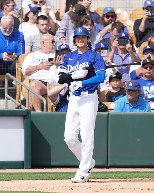 ドジャース対ホワイトソックス　1回裏ドジャース1死一塁、ファンのスタンディングオベーションを受けながら笑顔で打席に入るドジャース大谷（撮影・菅敏）