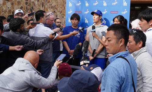 オープン戦初出場し2点本塁打を放ったドジャース大谷（中央右）は、囲み会見中に驚いた表情を見せる（撮影・菅敏）