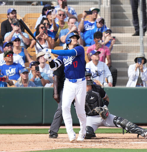 ドジャース対ホワイトソックス　5回裏ドジャース2死二塁、左越えに2点本塁打を放つドジャース大谷（撮影・菅敏）