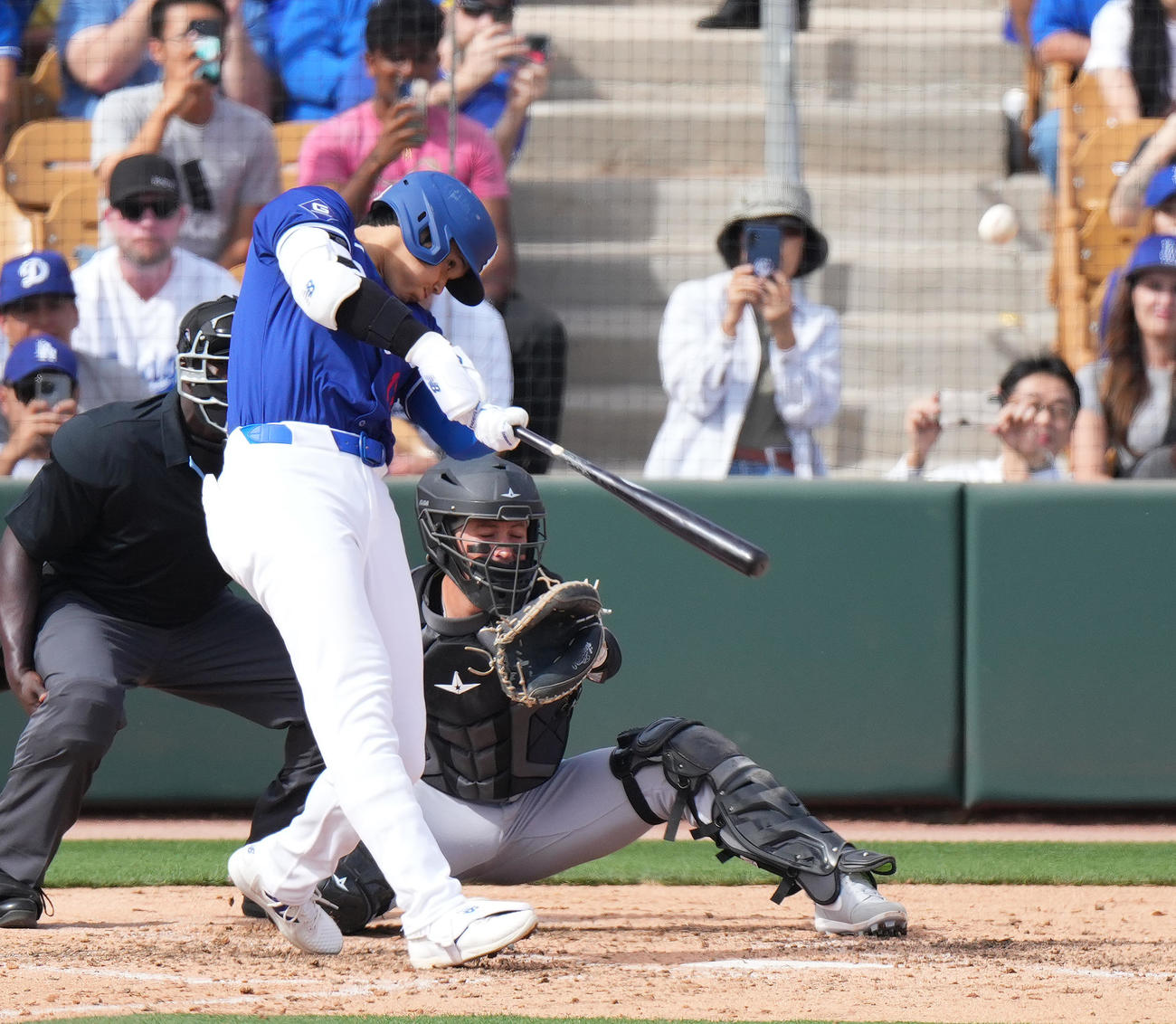 ドジャース対ホワイトソックス　5回裏ドジャース2死二塁、左越えに2点本塁打を放つドジャース大谷（撮影・菅敏）