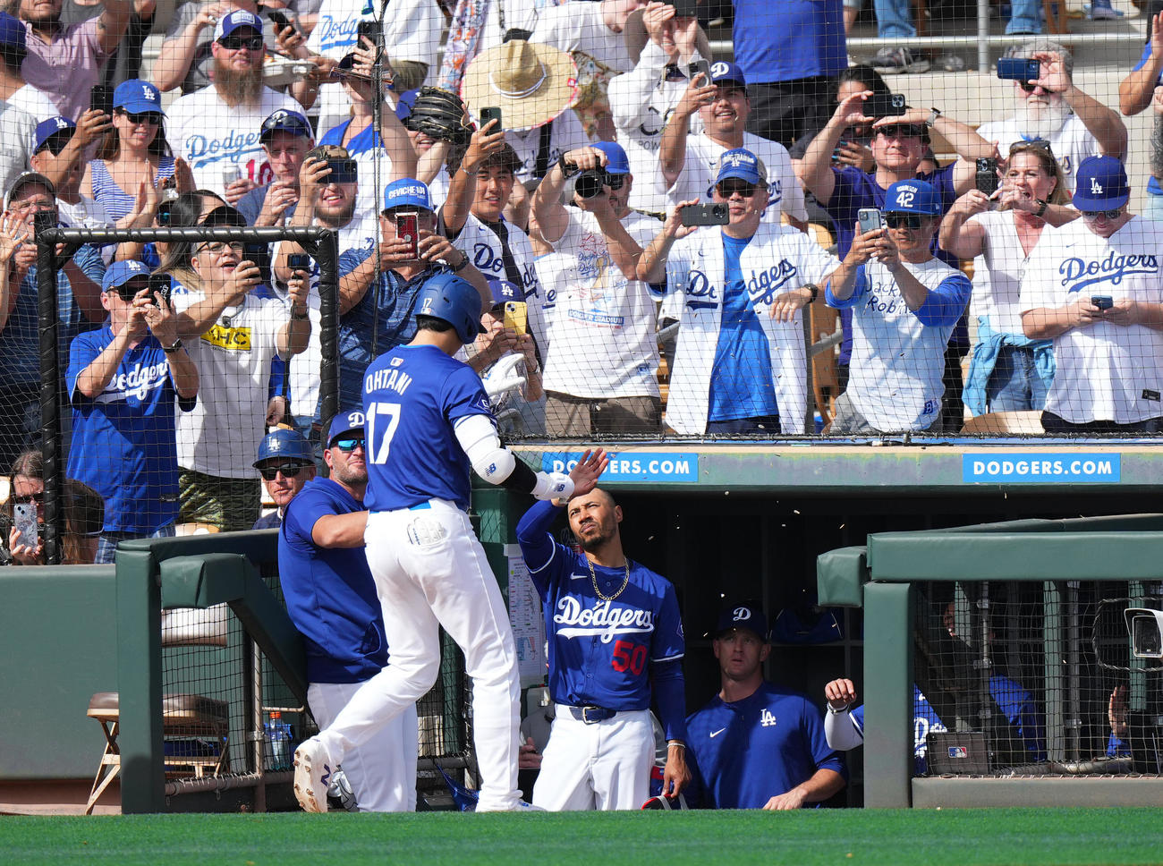 ドジャース対ホワイトソックス　5回裏ドジャース2死二塁、左越えに2点本塁打を放ち、ベッツ（中央）らにタッチで祝福されるドジャース大谷（撮影・菅敏）