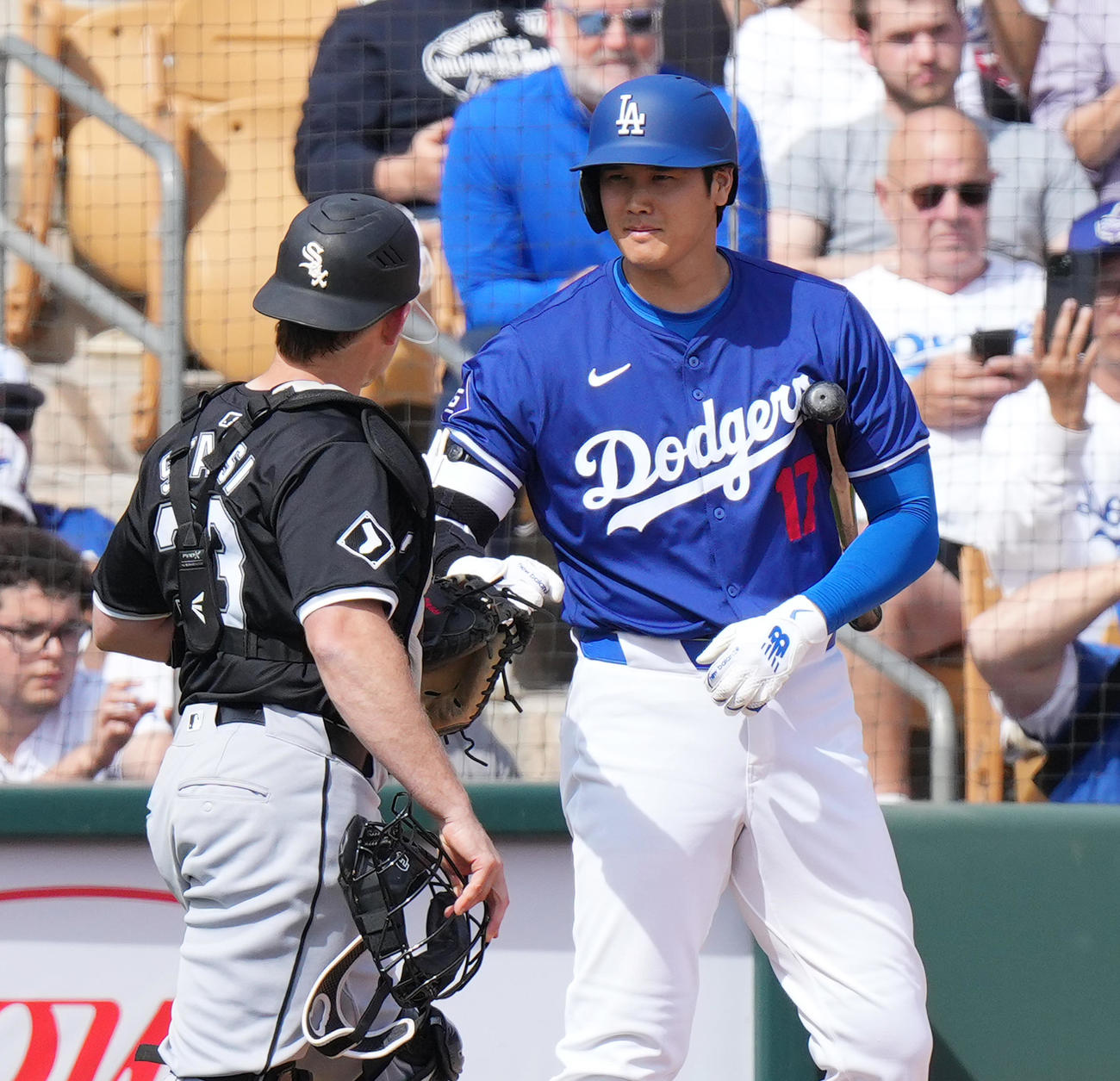 ドジャース対ホワイトソックス　1回裏ドジャース1死一塁、エンゼルスで同僚だったホワイトソックス・スタッシ（左）と言葉を交わすドジャース大谷（撮影・菅敏）