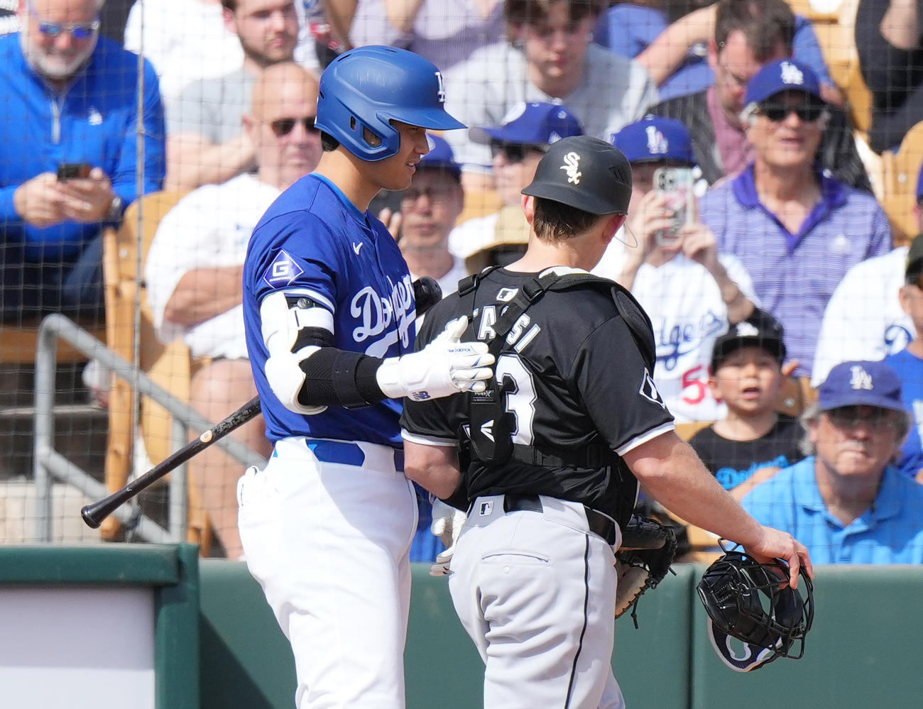 ドジャース対ホワイトソックス　1回裏ドジャース1死一塁、エンゼルスで同僚だったホワイトソックス・スタッシ（右）と言葉を交わすドジャース大谷（撮影・菅敏）