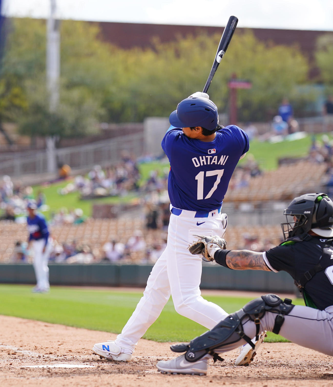 ドジャース対ホワイトソックス　5回裏ドジャース2死二塁、左越えに2点本塁打を放つドジャース大谷（撮影・菅敏）