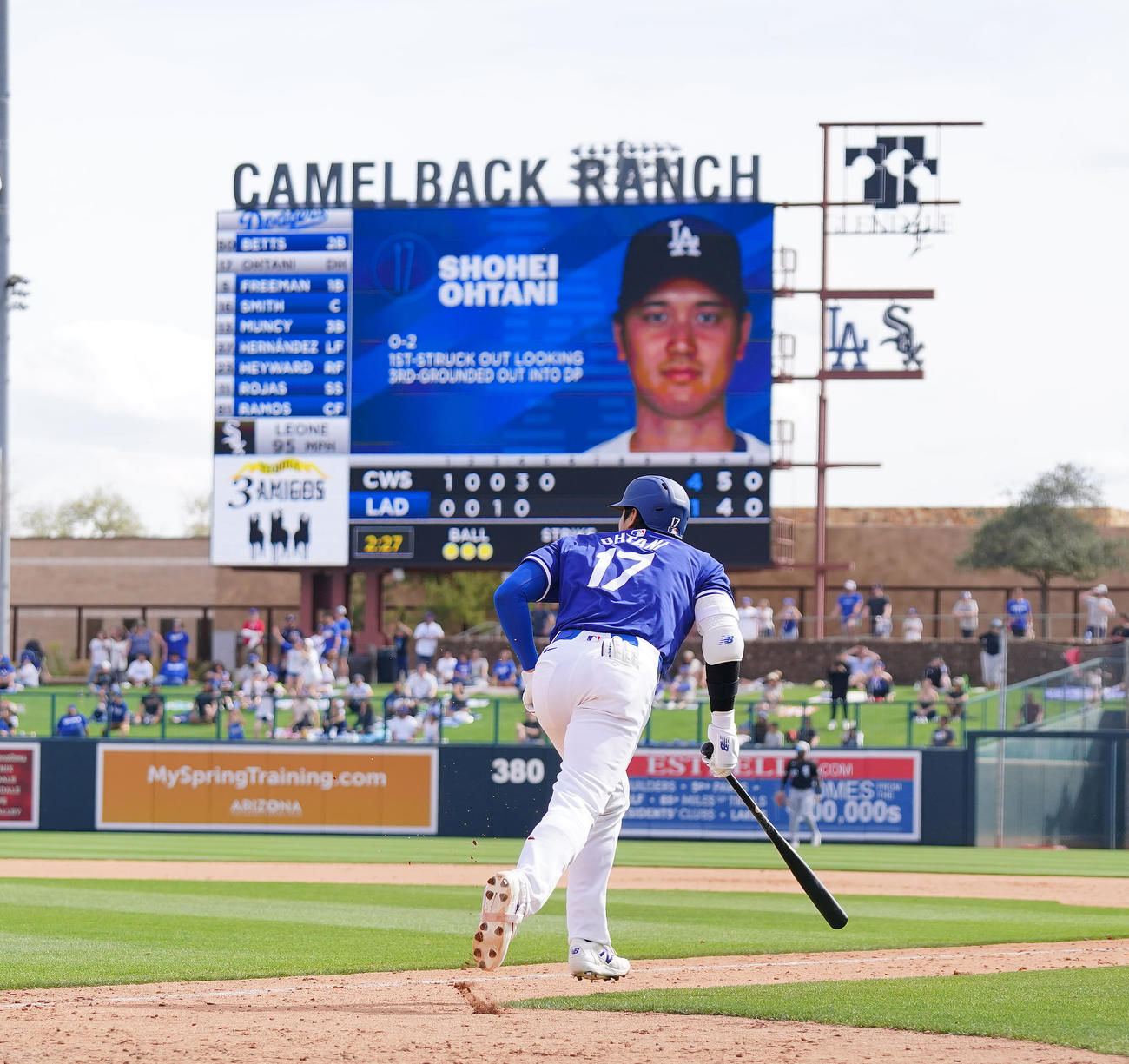 ドジャース対ホワイトソックス　5回裏ドジャース2死二塁、左越えに2点本塁打を放つドジャース大谷（撮影・菅敏）