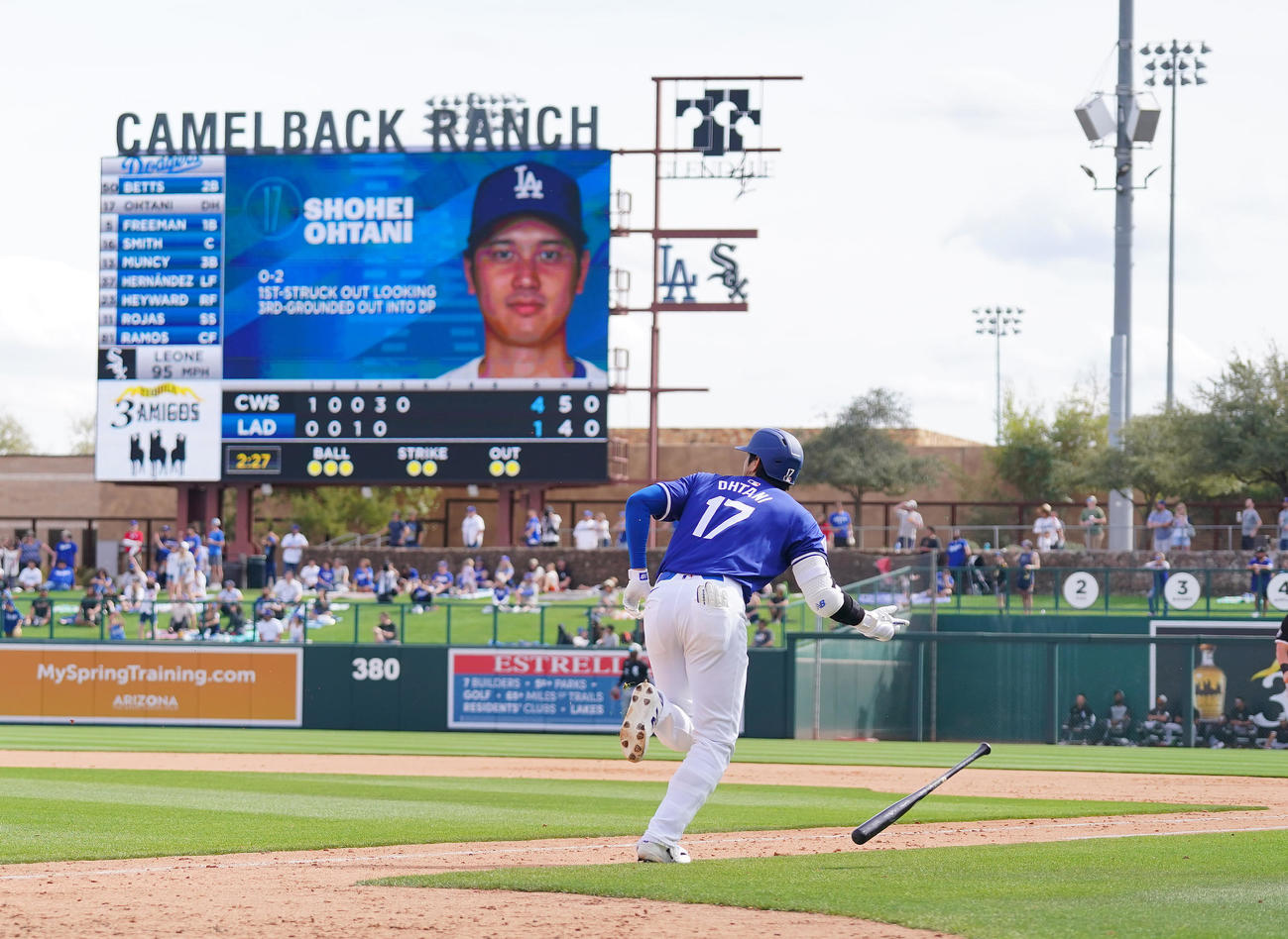 ドジャース対ホワイトソックス　5回裏ドジャース2死二塁、左越えに2点本塁打を放つドジャース大谷（撮影・菅敏）