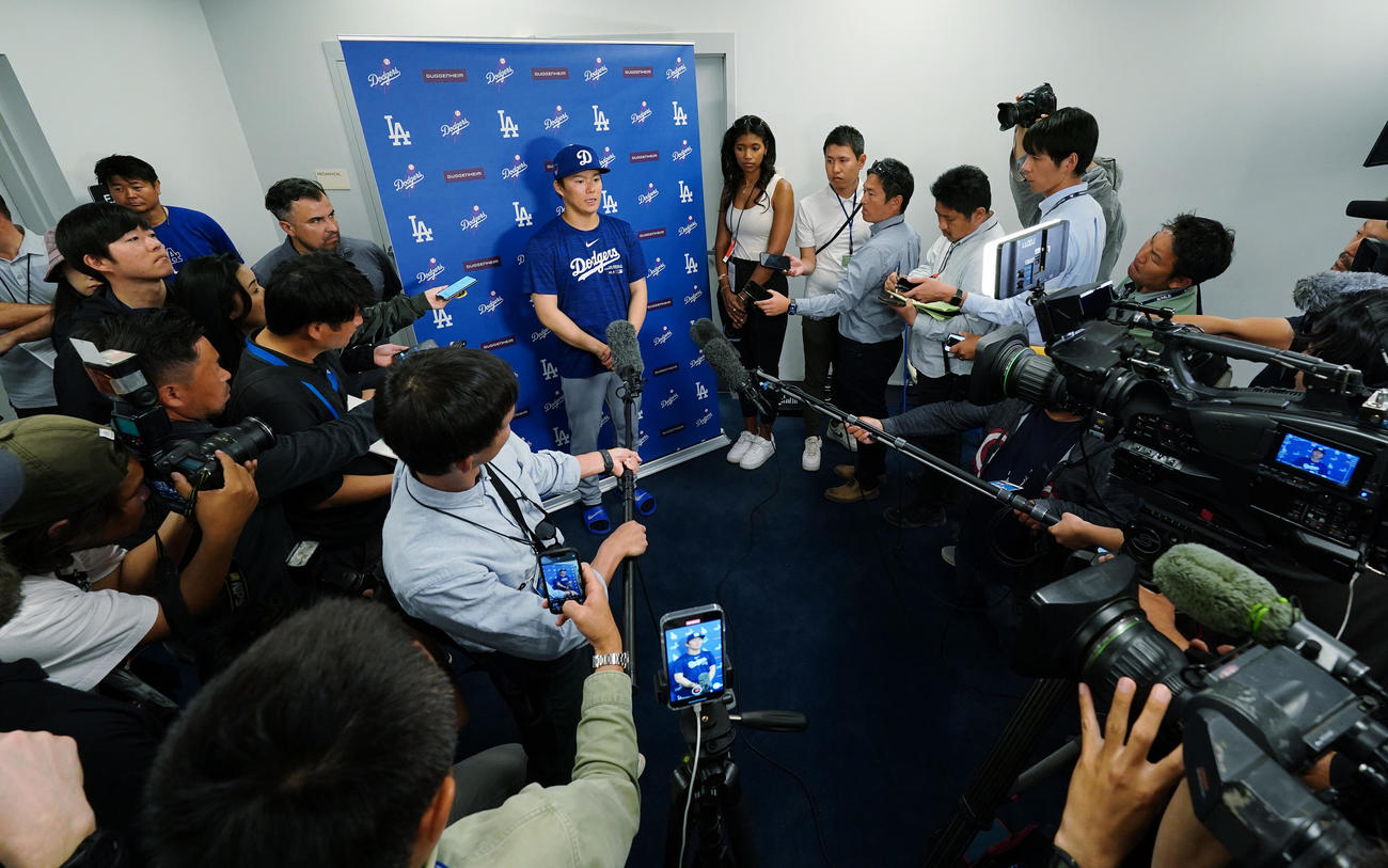 レンジャーズとのオープン戦に初登板し2回を投げ1安打無失点に抑えたドジャース山本は、記者に囲まれ質問に答える（撮影・菅敏）