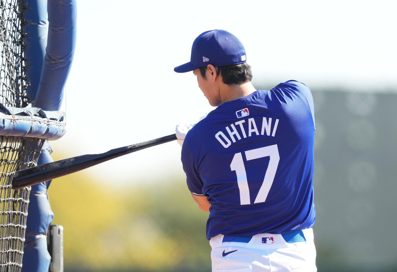ドジャースキャンプ　フリー打撃の合間に素振りをするドジャース大谷翔平＝2024年2月16日（現地時間）