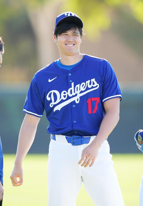 ドジャースキャンプ　練習中、笑顔でナインと話すドジャース大谷翔平＝2024年2月16日（現地時間）