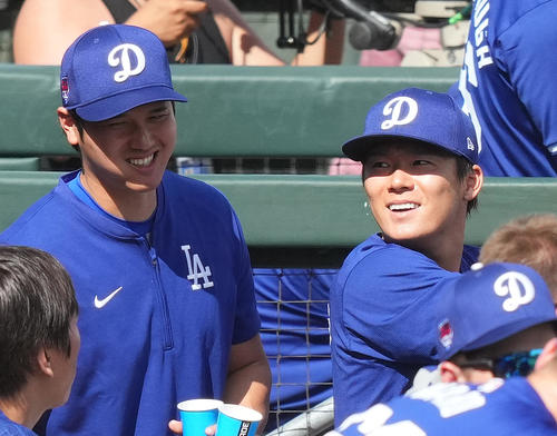 レンジャーズとのオープン戦に初登板し2回を投げ終えたドジャース山本は、大谷（左）と笑顔で話す（撮影・菅敏）
