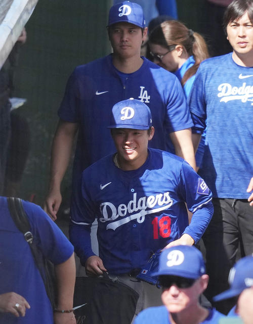 レンジャーズとのオープン戦に初登板し2回を投げ終えたドジャース山本は、大谷（後方）と引き揚げる（撮影・菅敏）