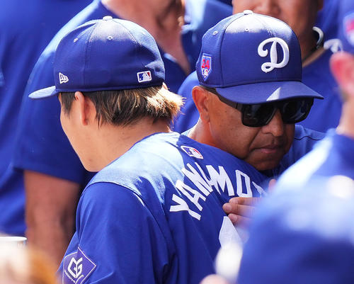 レンジャーズとのオープン戦に初登板し2回を投げ1安打無失点に抑えたドジャース山本は、ロバーツ監督（右）にハグで祝福される（撮影・菅敏）