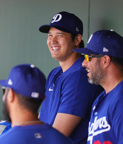 レンジャーズとのオープン戦で初登板する山本をベンチから見守るドジャース大谷（後方）（撮影・菅敏）