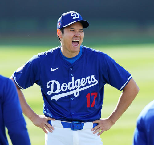 ドジャースキャンプ　練習前、笑顔でナインと話すドジャース大谷翔平＝2024年2月18日（現地時間）
