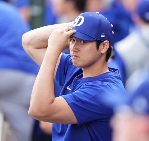 レンジャーズとのオープン戦で初登板する山本をベンチから見守るドジャース大谷（撮影・菅敏）