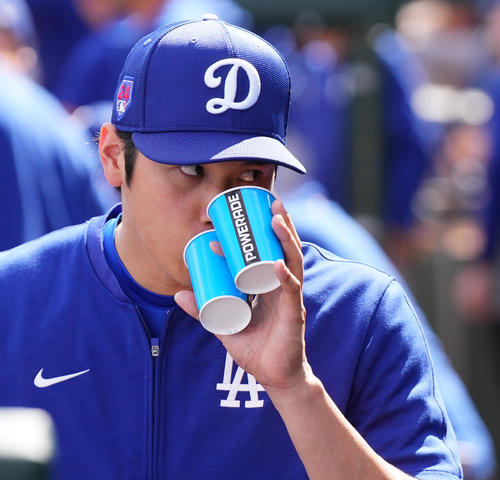 レンジャーズとのオープン戦で初登板する山本をベンチから見守り、ひまわりの種を食べるドジャース大谷（撮影・菅敏）