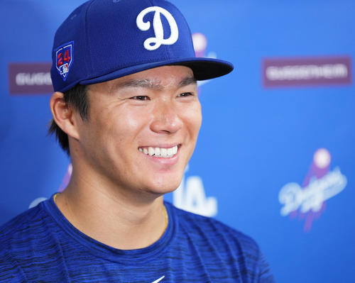 レンジャーズとのオープン戦に初登板し2回を投げ1安打無失点に抑えたドジャース山本は、記者の質問に笑顔で答える（撮影・菅敏）