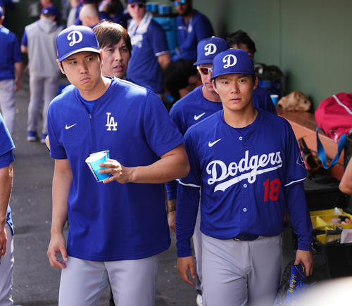 レンジャーズとのオープン戦を終えた山本（右）と引き揚げるドジャース大谷（撮影・菅敏）