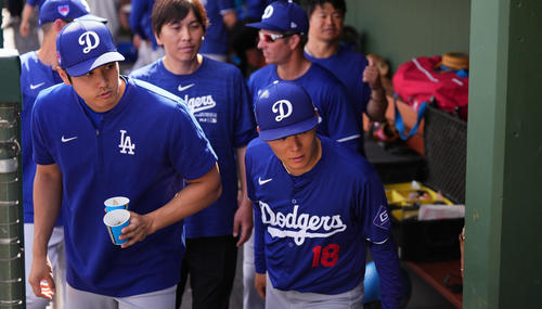 レンジャーズとのオープン戦を終えた山本（右）と引き揚げるドジャース大谷は、出口を間違え引き返す（撮影・菅敏）