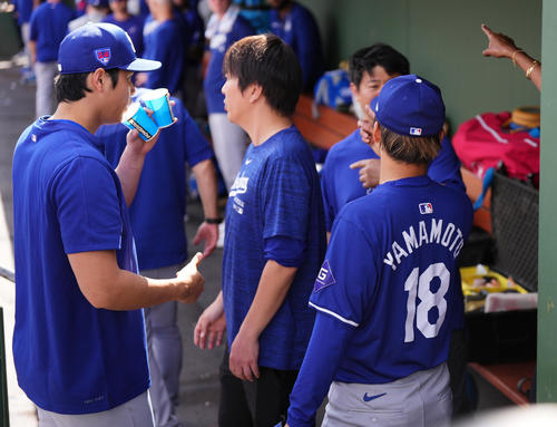 レンジャーズとのオープン戦を終えた山本（右）と引き揚げるドジャース大谷は、出口を間違え引き返す（撮影・菅敏）