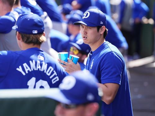 レンジャーズとのオープン戦に初登板し2回を投げ終えた山本（左）と話すドジャース大谷（撮影・菅敏）