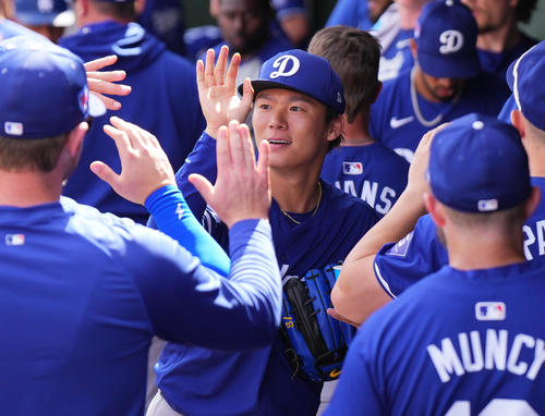 レンジャーズとのオープン戦に初登板し2回を投げ1安打無失点に抑えたドジャース山本（中央）は、ナインにタッチで迎えられる（撮影・菅敏）