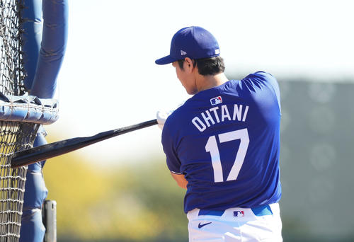ドジャースキャンプ　フリー打撃の合間に素振りをするドジャース大谷翔平＝2024年2月16日（現地時間）