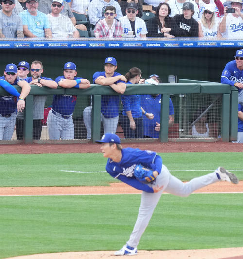 レンジャーズとのオープン戦に初先発し力投する山本（手前）をベンチから見守るドジャース大谷（後方左から5人目）（撮影・菅敏）