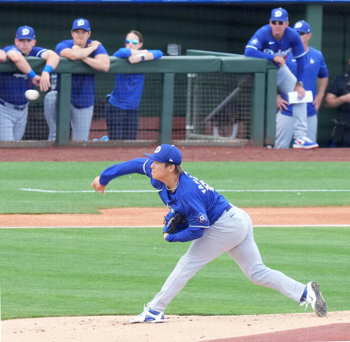 レンジャーズとのオープン戦に初登板し、大谷翔平（後方左から2人目）の視線を受けながら力投するドジャース山本（撮影・菅敏）