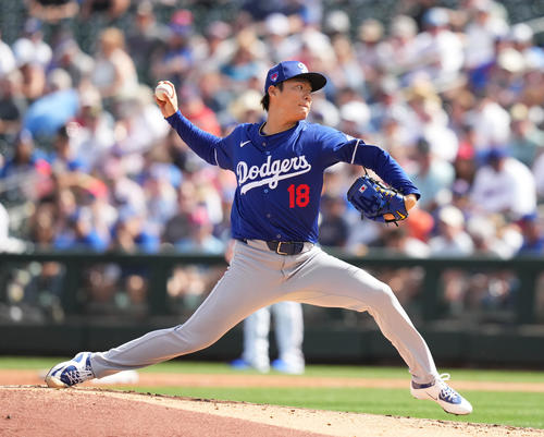 レンジャーズとのオープン戦に初登板し、力投するドジャース山本（撮影・菅敏）