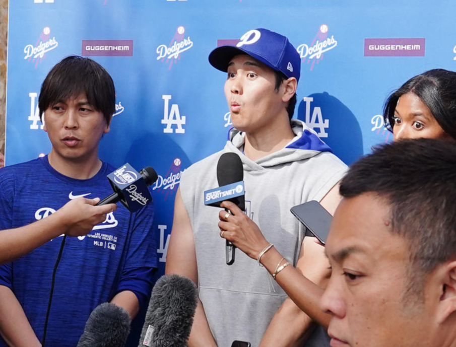 オープン戦初出場し2点本塁打を放ったドジャース大谷（中央右）は、囲み会見中に驚いた表情を見せる（撮影・菅敏）