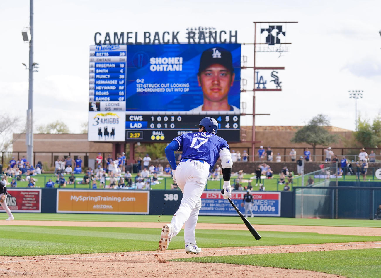 ドジャース対ホワイトソックス　5回裏ドジャース2死二塁、左越えに2点本塁打を放つドジャース大谷（撮影・菅敏）