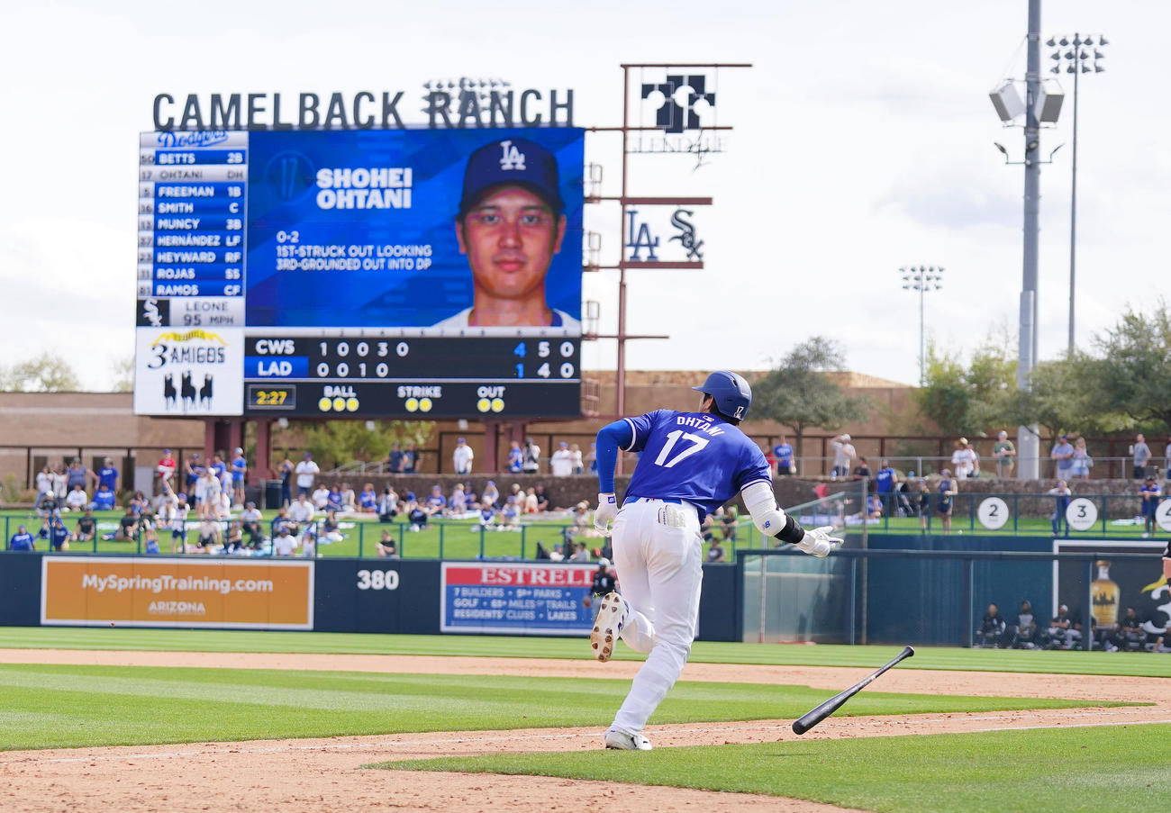 ドジャース対ホワイトソックス　5回裏ドジャース2死二塁、左越えに2点本塁打を放つドジャース大谷（撮影・菅敏）