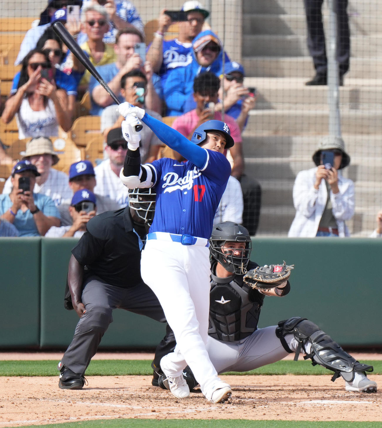 ドジャース対ホワイトソックス　5回裏ドジャース2死二塁、左越えに2点本塁打を放つドジャース大谷（撮影・菅敏）