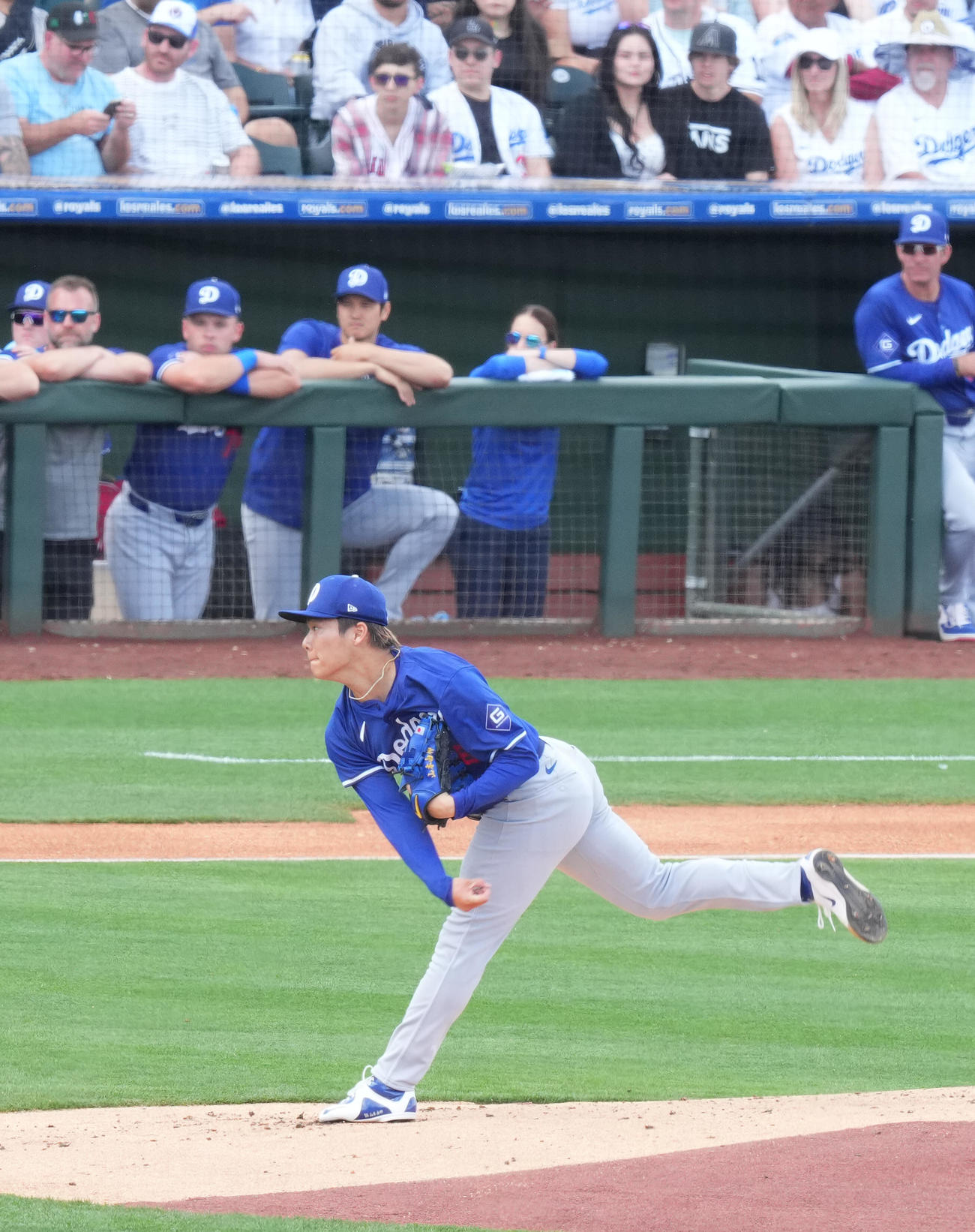 レンジャースとのオープン戦に初登板し、大谷翔平（後方左から3人目)が見守る中で力投するドジャース山本（撮影・菅敏）
