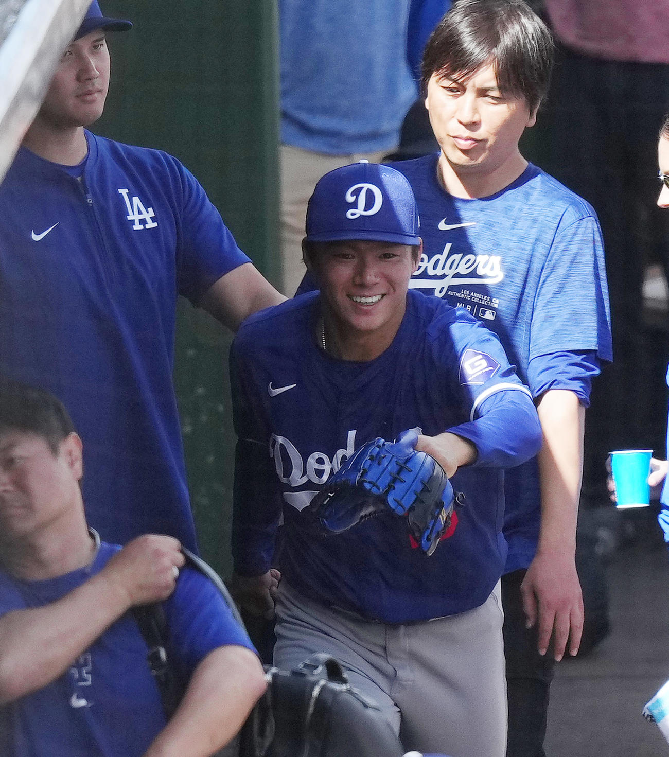 レンジャーズとのオープン戦に初登板し2回を投げ終えたドジャース山本は、大谷（後方左）と引き揚げる（撮影・菅敏）