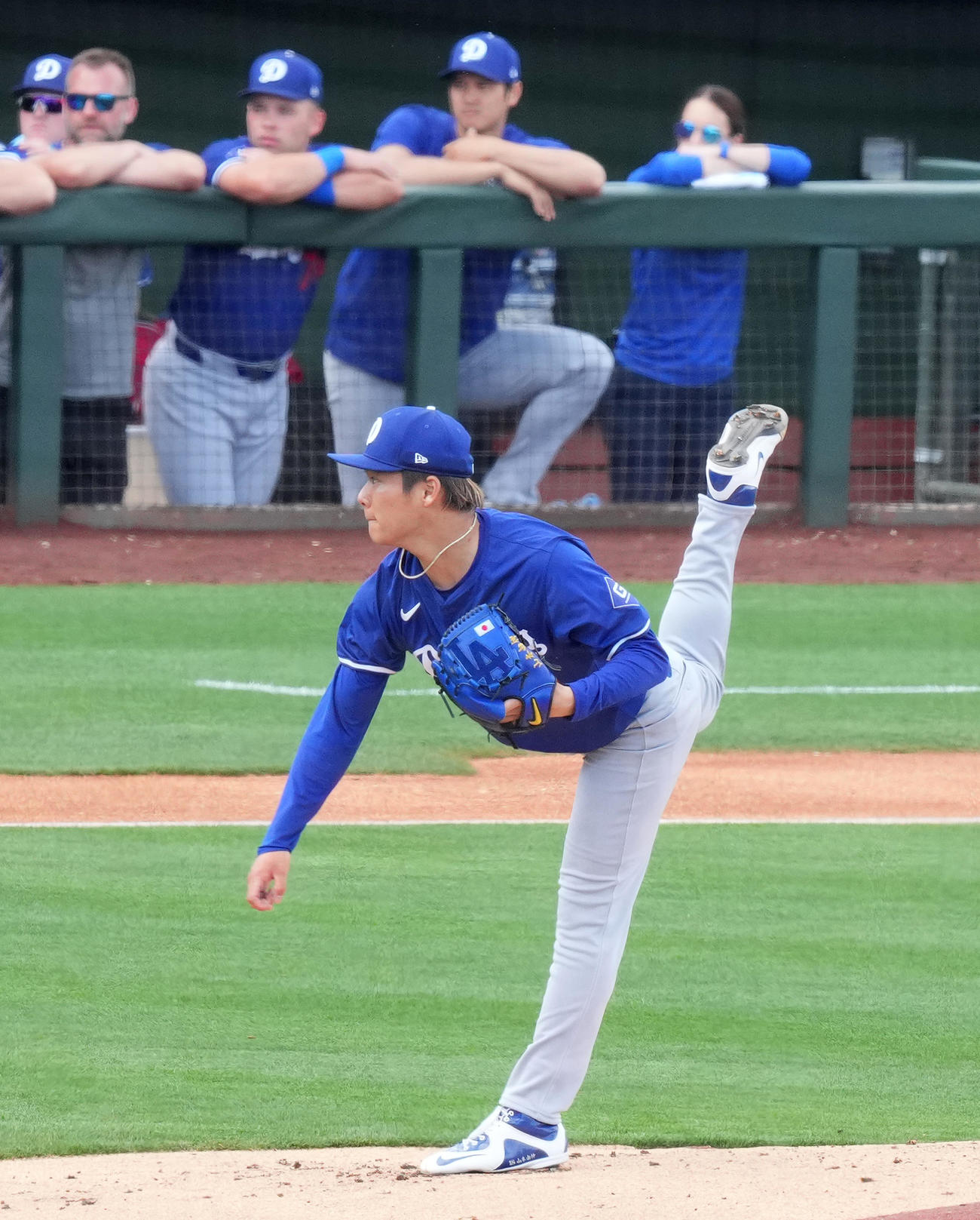 レンジャーズとのオープン戦に初登板し、ドジャース大谷（後方中央）の視線を受けながら力投する山本（撮影・菅敏）