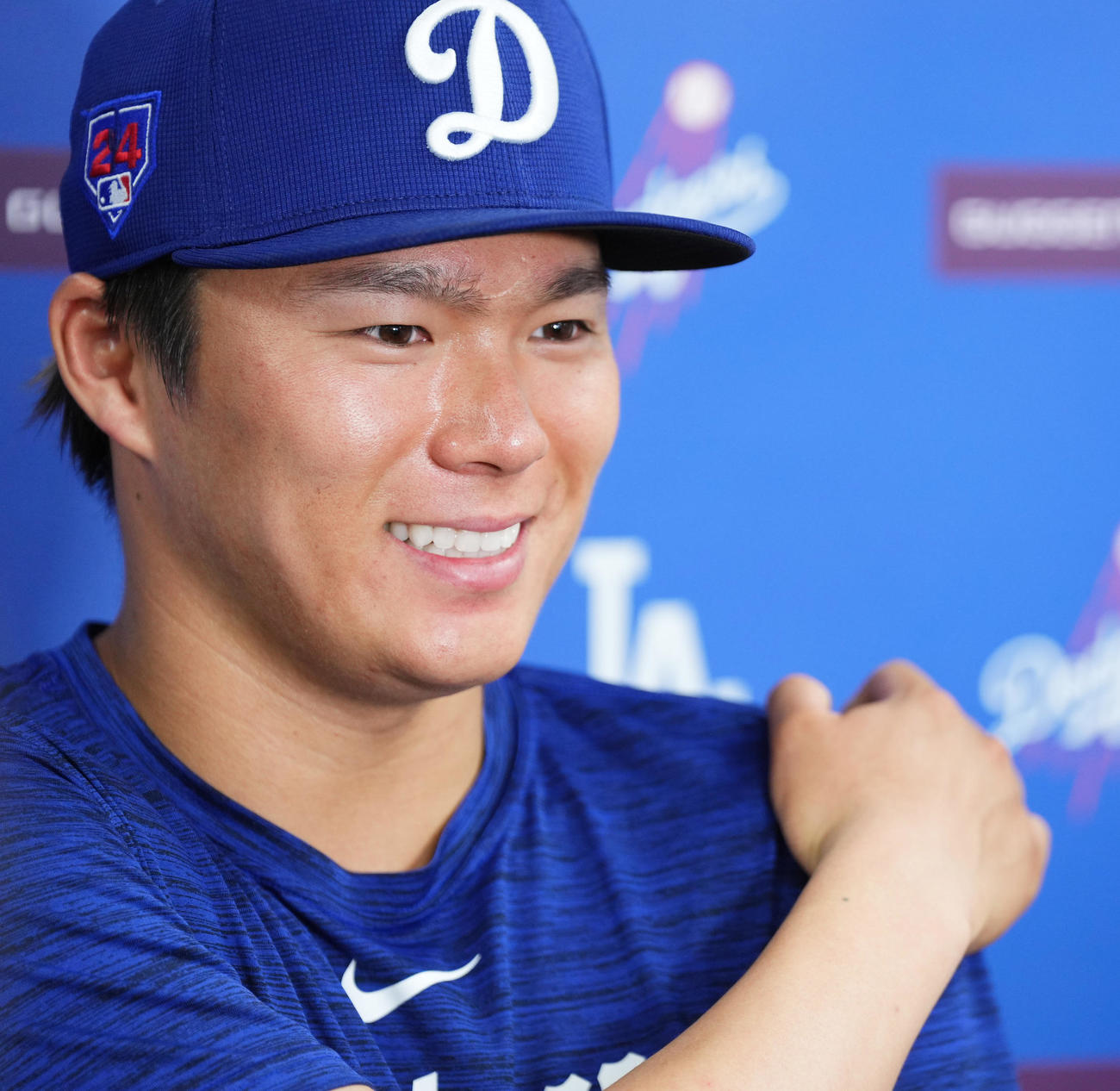 レンジャーズとのオープン戦に初登板し2回を投げ1安打無失点に抑えたドジャース山本は、記者の質問に笑顔で答える（撮影・菅敏）