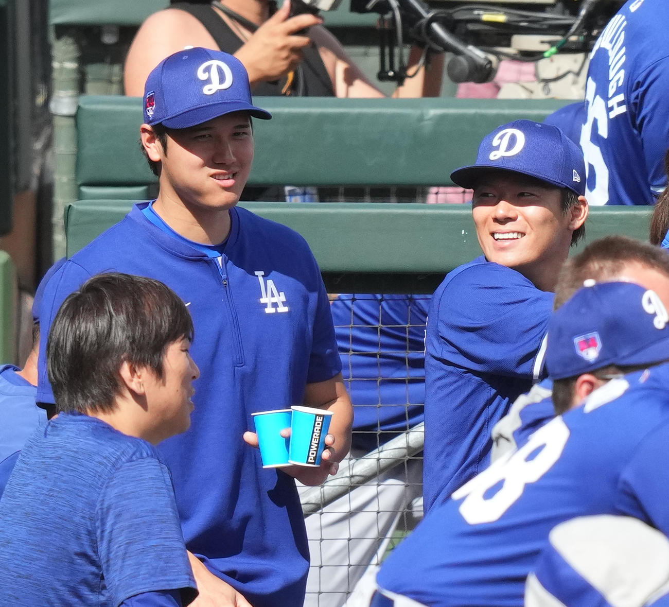 レンジャーズとのオープン戦に初登板し2回を投げ終えたドジャース山本は、大谷（左）と笑顔で話す（撮影・菅敏）