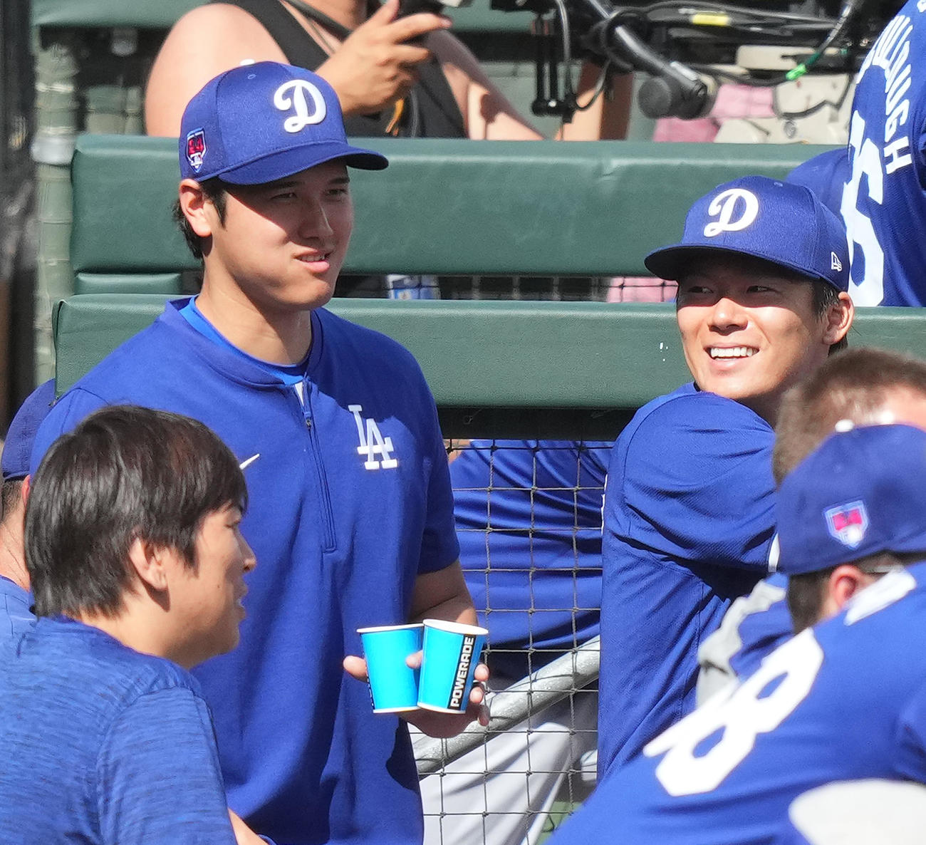 レンジャーズとのオープン戦に初登板し2回を投げ終えたドジャース山本は、大谷（左）と笑顔で話す（撮影・菅敏）
