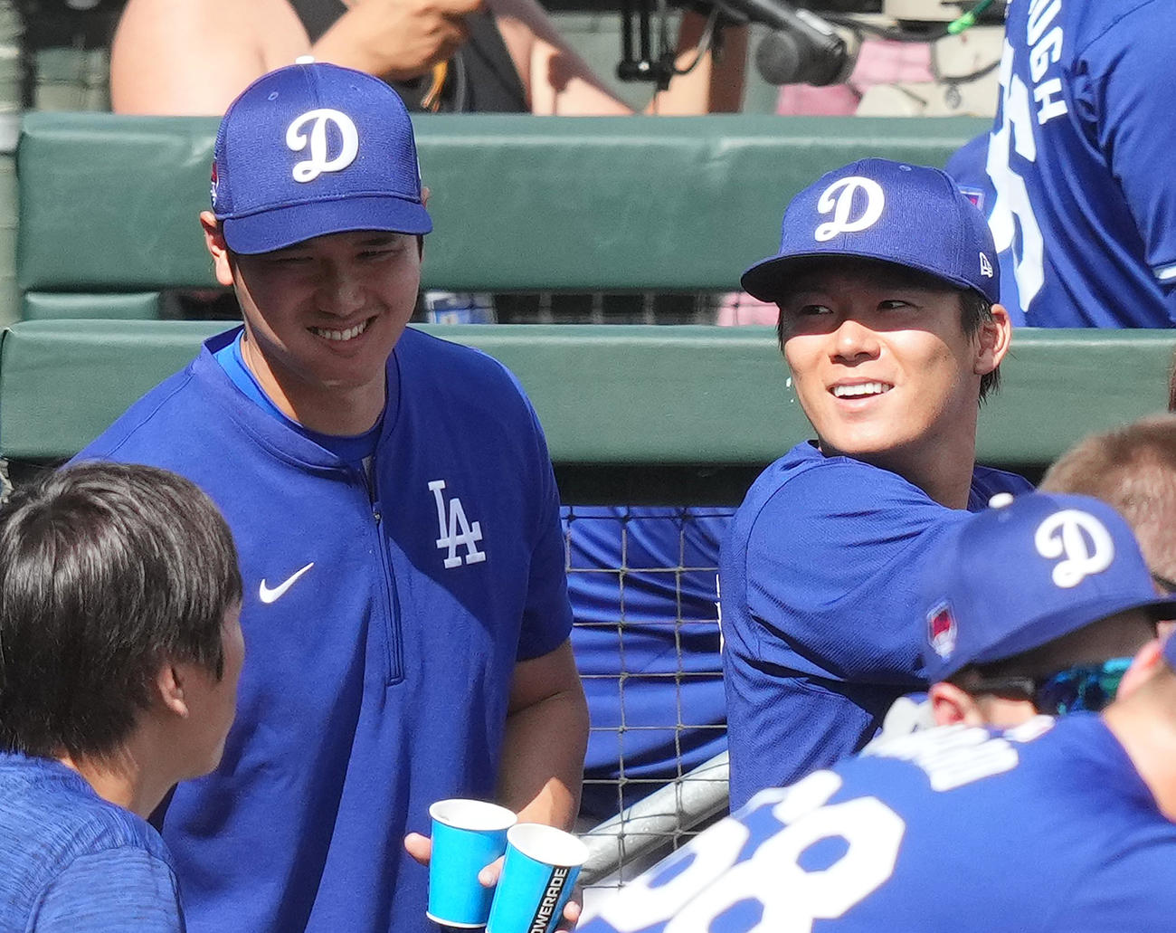レンジャーズとのオープン戦に初登板し2回を投げ終えたドジャース山本は、大谷（左）と笑顔で話す（撮影・菅敏）