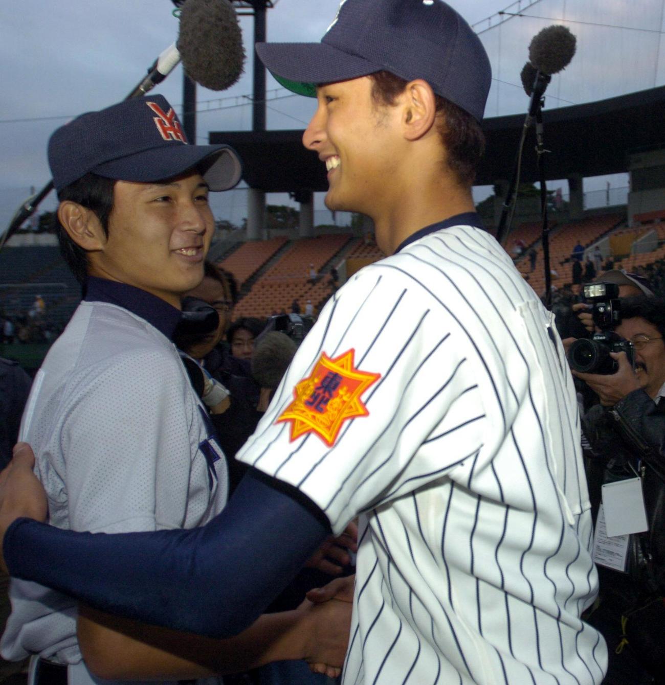 国体決勝戦で敗れたダルビッシュ有（右）は優勝した涌井を祝福する（2004年10月撮影）