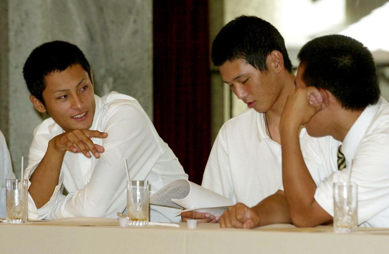 全日本高校選抜チーム結団式で談笑する（左から）ダルビッシュ有（東北）、涌井秀章（横浜）、小椋健太（中京大中京）（2004年8月撮影）