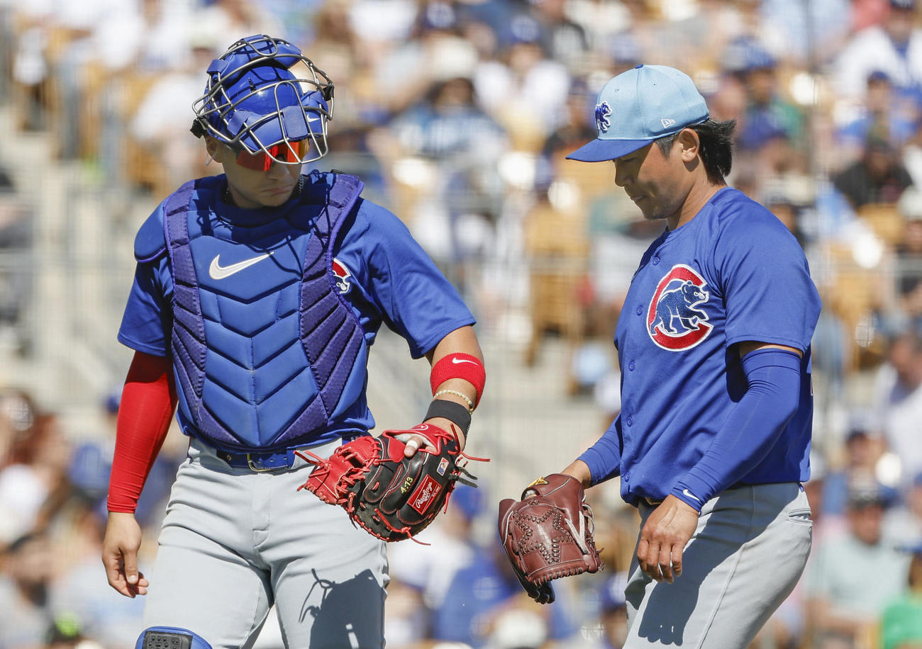 ドジャース戦の2回を投げ終え、捕手に迎えられるカブス今永＝グレンデール（共同）