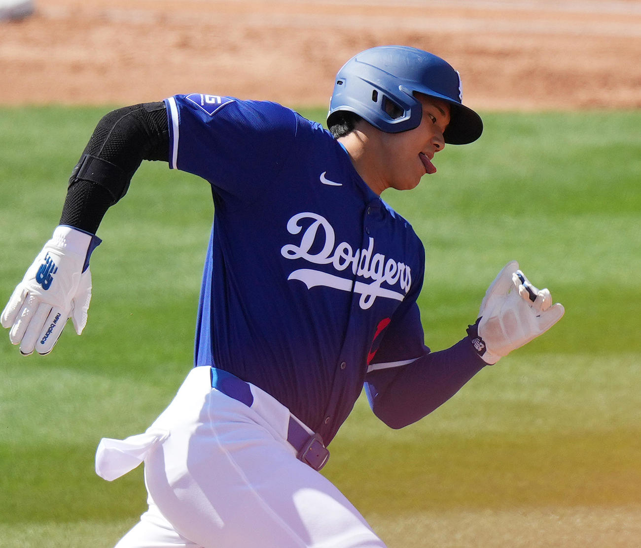ドジャース対ロッキーズ　1回裏ドジャース無死一、二塁、フリーマンの適時打で一塁から激走し、三塁に向かう大谷（撮影・菅敏）