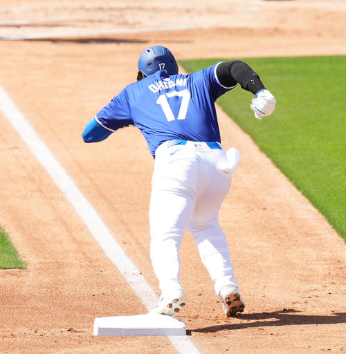 ドジャース対ロッキーズ 1回裏ドジャース無死一、三塁、スミスの中犠飛でタッチアップする三塁走者大谷(撮影・菅敏)